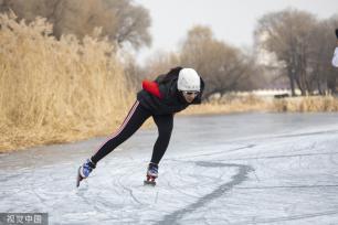 吉林：湖面封冻 滑冰爱好者冰面上体验滑冰之乐