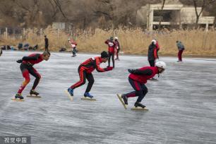 吉林：湖面封冻 滑冰爱好者冰面上体验滑冰之乐