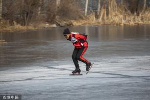 吉林：湖面封冻 滑冰爱好者冰面上体验滑冰之乐