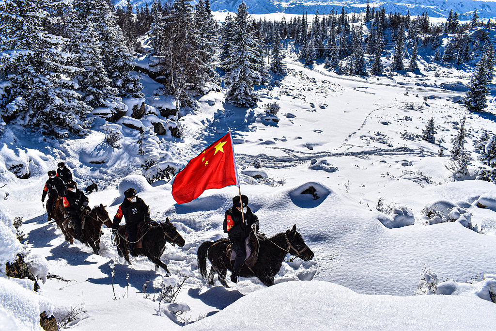 新疆阿勒泰积雪厚度近60厘米 民警骑马巡边