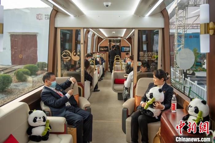 嘉宾们试乘体验首列齿轨列车。　刘忠俊 摄