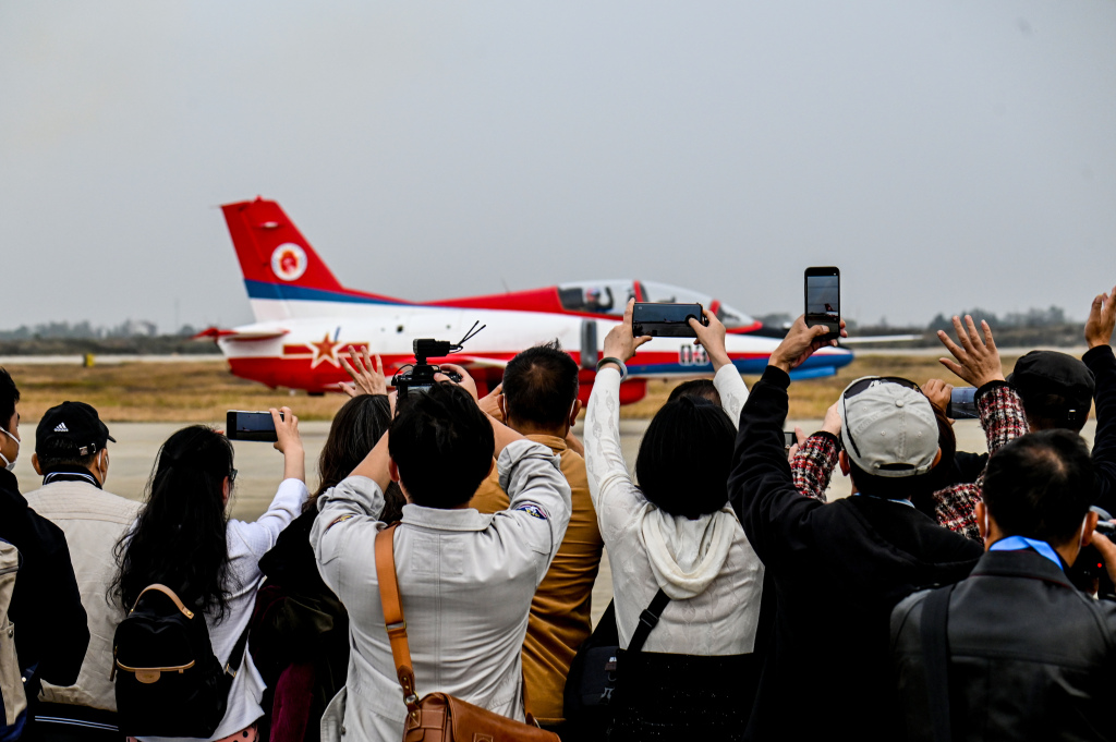 南昌飞行大会：多国飞行队空中进行拉烟表演