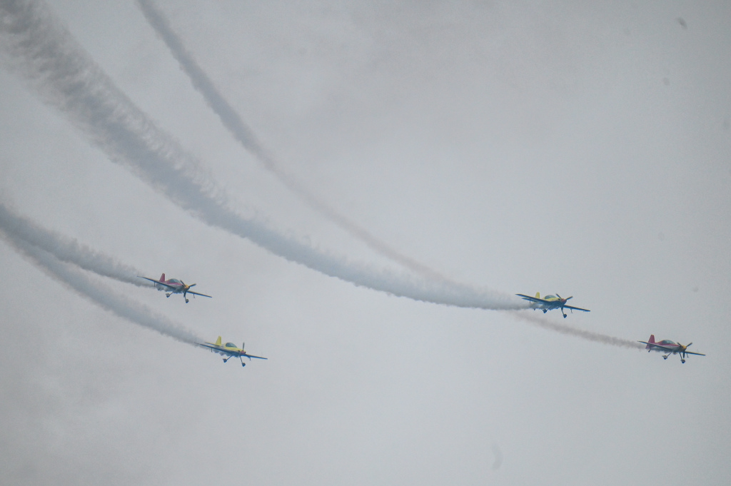 南昌飞行大会：多国飞行队空中进行拉烟表演