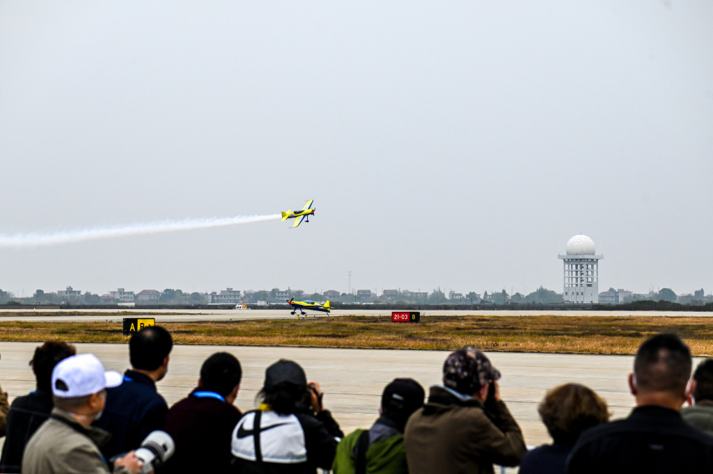 南昌飞行大会：多国飞行队空中进行拉烟表演