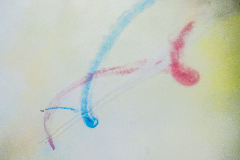 南昌飞行大会：多国飞行队空中进行拉烟表演