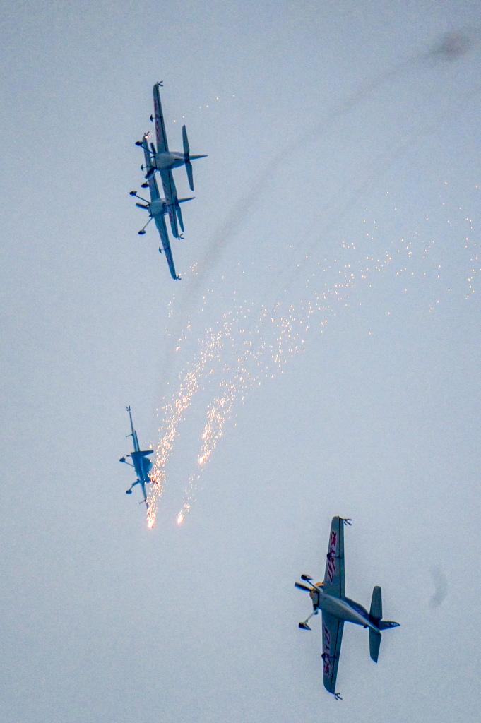 南昌飞行大会：多国飞行队空中进行拉烟表演