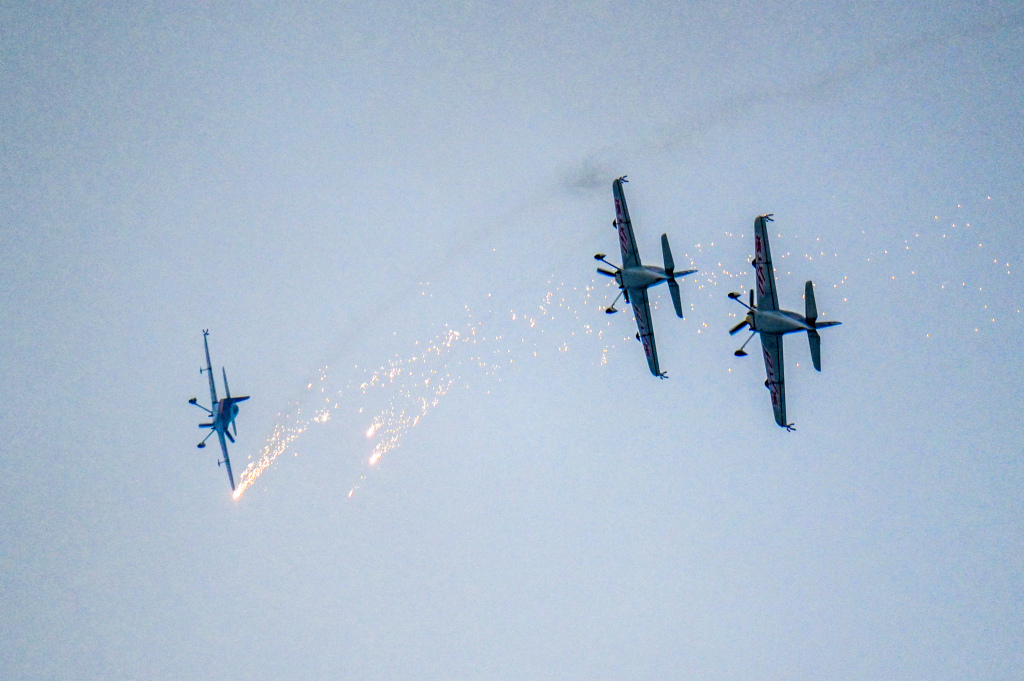 南昌飞行大会：多国飞行队空中进行拉烟表演