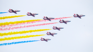 南昌飞行大会：多国飞行队空中进行拉烟表演