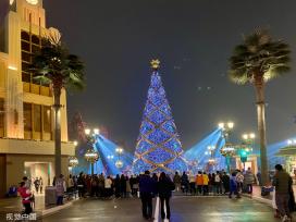 北京环球影城圣诞灯光秀 巨型发光圣诞树亮相