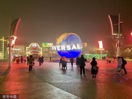 北京环球影城圣诞灯光秀 巨型发光圣诞树亮相