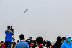 南昌飞行大会：多国飞行队空中进行拉烟表演
