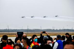 南昌飞行大会：多国飞行队空中进行拉烟表演