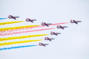 南昌飞行大会：多国飞行队空中进行拉烟表演