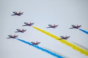 南昌飞行大会：多国飞行队空中进行拉烟表演