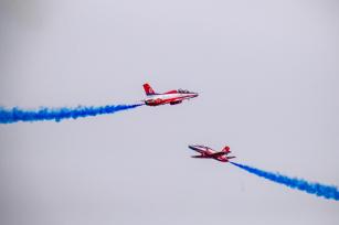 南昌飞行大会：多国飞行队空中进行拉烟表演