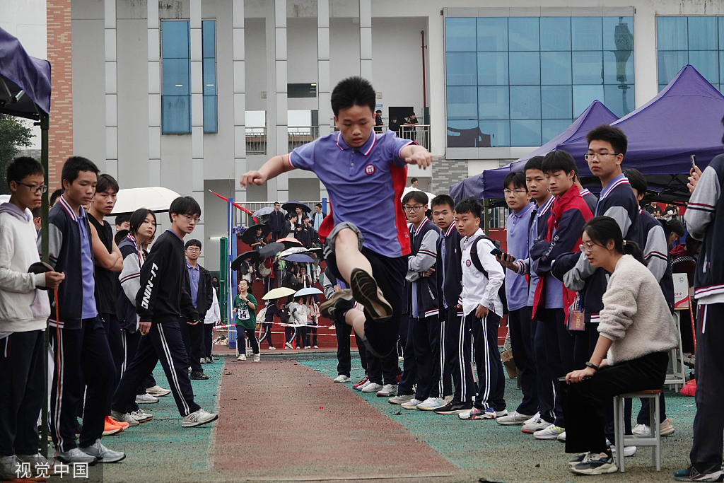 南宁：中学举行田径运动会 学生操场展风采