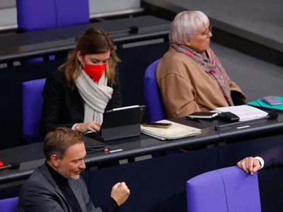 德國國會大廈削減能耗后氣溫驟降 議員穿羽絨服戴圍脖不停跺腳