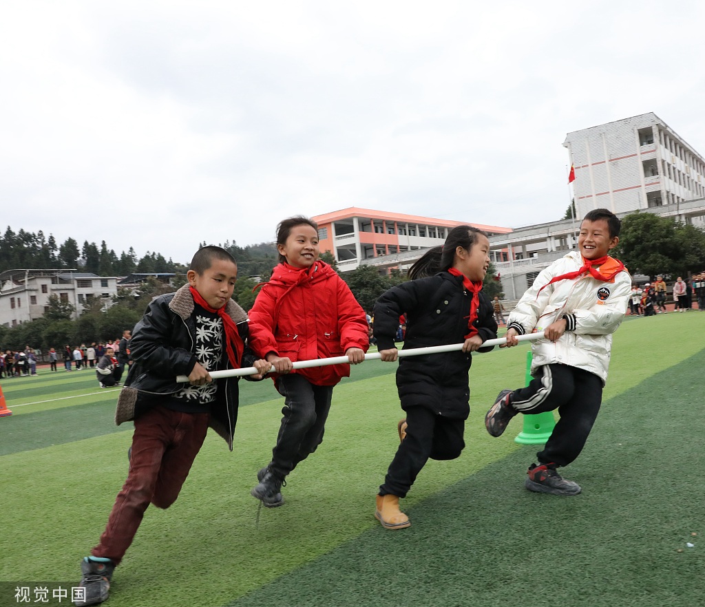 湖南湘西：学校大课间 孩子操场上绕圈奔跑