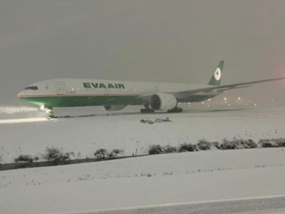 一架台北飞温哥华波音客机滑出跑道 旋转120度卡在雪中