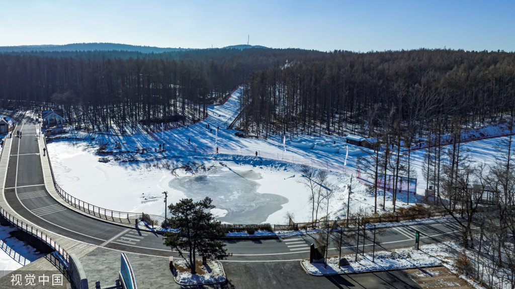 长春：净月潭滑雪场开板 游客享受冰上运动