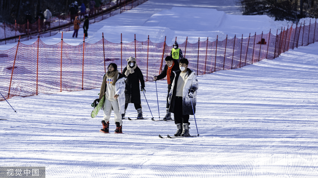 长春：净月潭滑雪场开板 游客享受冰上运动