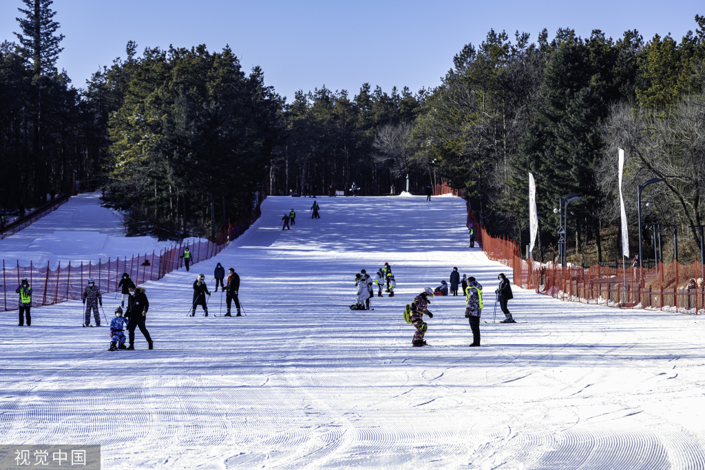 长春：净月潭滑雪场开板 游客享受冰上运动