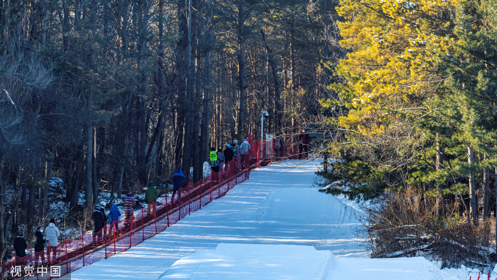 长春：净月潭滑雪场开板 游客享受冰上运动