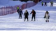 长春：净月潭滑雪场开板 游客享受冰上运动