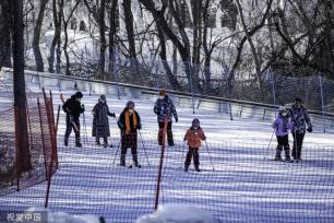 长春：净月潭滑雪场开板 游客享受冰上运动