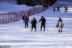 长春：净月潭滑雪场开板 游客享受冰上运动