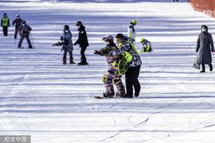 长春：净月潭滑雪场开板 游客享受冰上运动