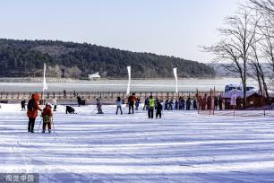 长春：净月潭滑雪场开板 游客享受冰上运动