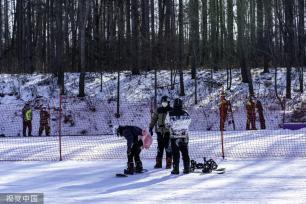 长春：净月潭滑雪场开板 游客享受冰上运动