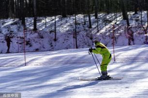 长春：净月潭滑雪场开板 游客享受冰上运动