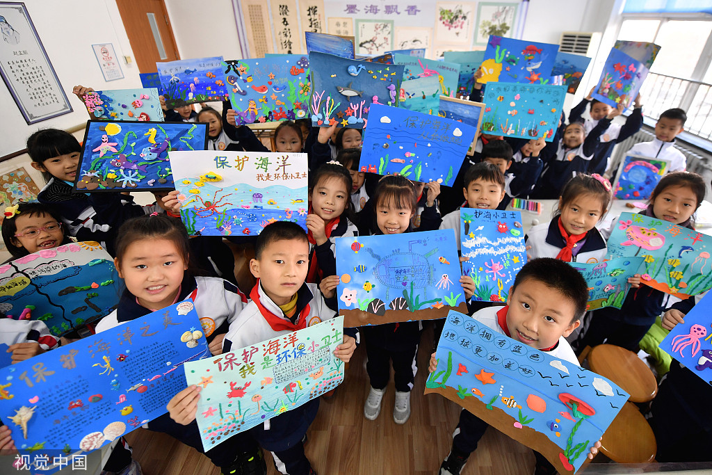 青岛一小学开展“保护海洋”主题手工创意画活动