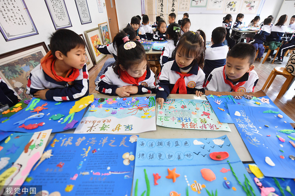 青岛一小学开展“保护海洋”主题手工创意画活动