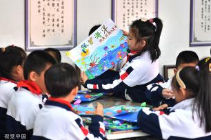 青岛一小学开展“保护海洋”主题手工创意画活动