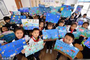 青岛一小学开展“保护海洋”主题手工创意画活动