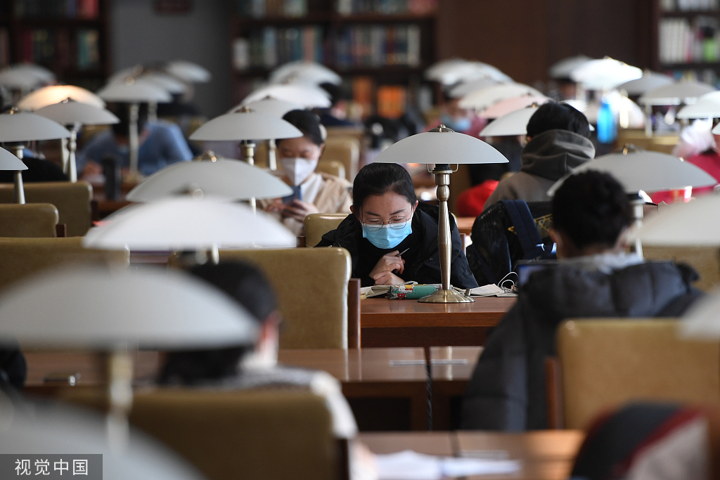 太原:研究生考试将至 考研学子图书馆内备考