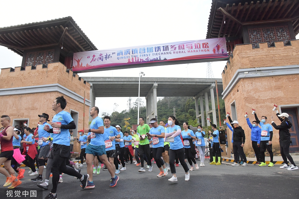 广东东莞：乡村马拉松开赛 选手竞速追逐