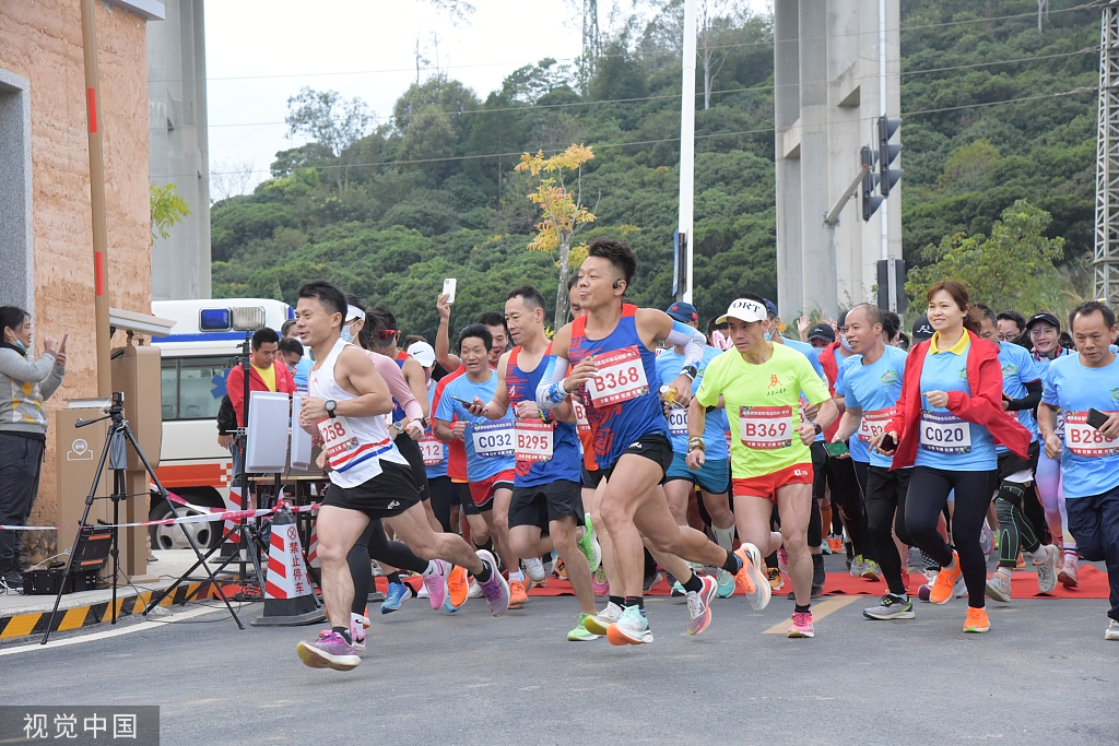 广东东莞：乡村马拉松开赛 选手竞速追逐