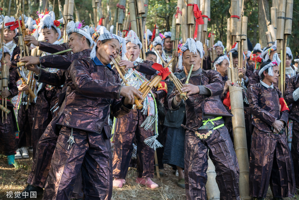 贵州从江岜沙村欢度芦笙节 苗族同胞盛装载舞