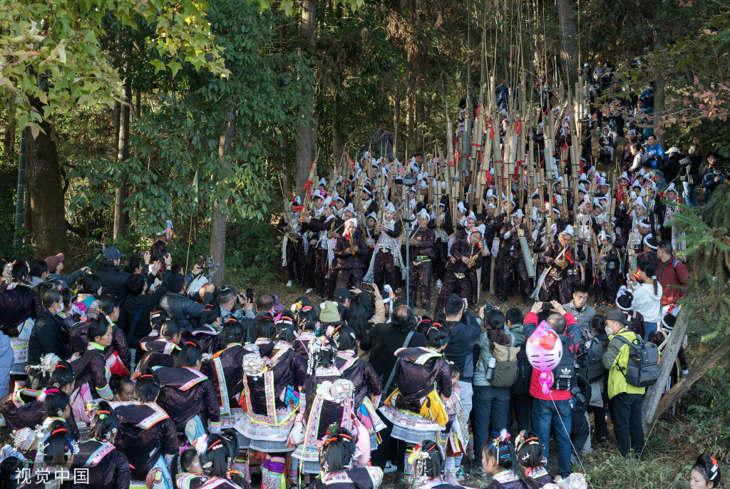 贵州从江岜沙村欢度芦笙节 苗族同胞盛装载舞