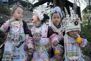 贵州从江岜沙村欢度芦笙节 苗族同胞盛装载舞