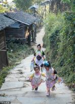 贵州从江岜沙村欢度芦笙节 苗族同胞盛装载舞