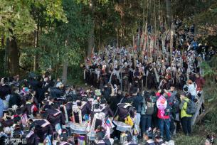 贵州从江岜沙村欢度芦笙节 苗族同胞盛装载舞