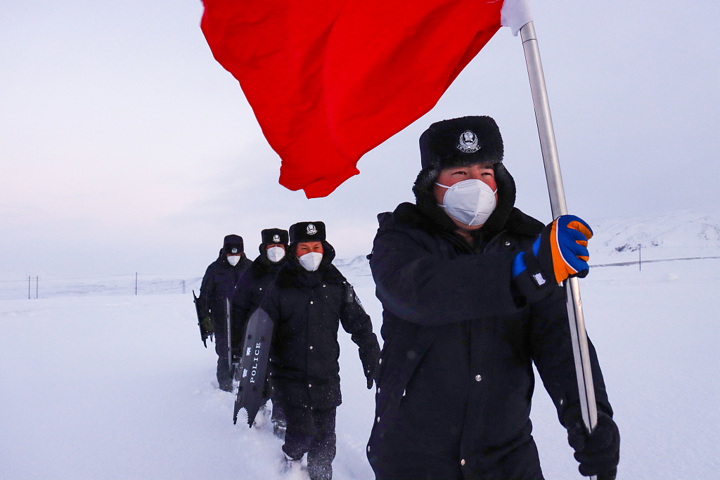 新疆阿勒泰：边境民警踏雪进行巡护检查