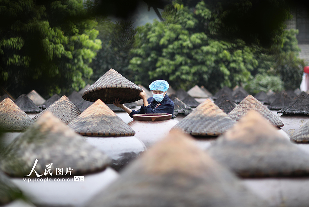 
南京军区总医院黄牛代挂号电话票贩子号贩子网上预约挂号,住院检查加快,贵州赤水：非遗晒醋酿制忙