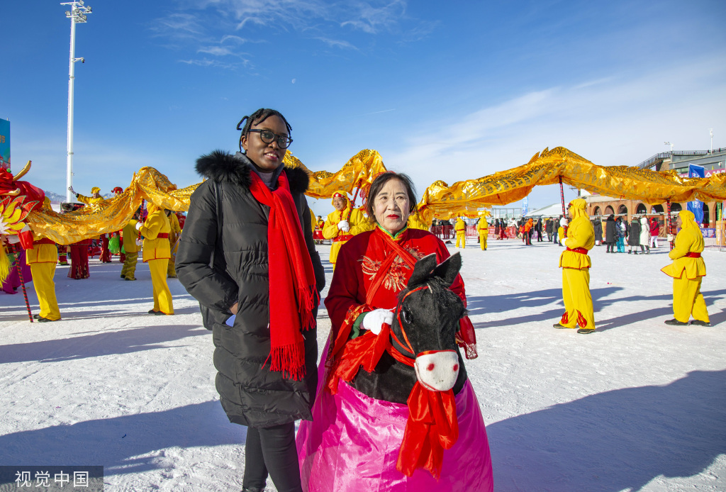 乌鲁木齐丝绸之路冰雪风情节开幕 巨幅国旗亮相雪道