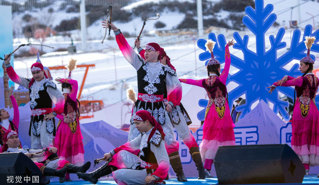 乌鲁木齐丝绸之路冰雪风情节开幕 巨幅国旗亮相雪道